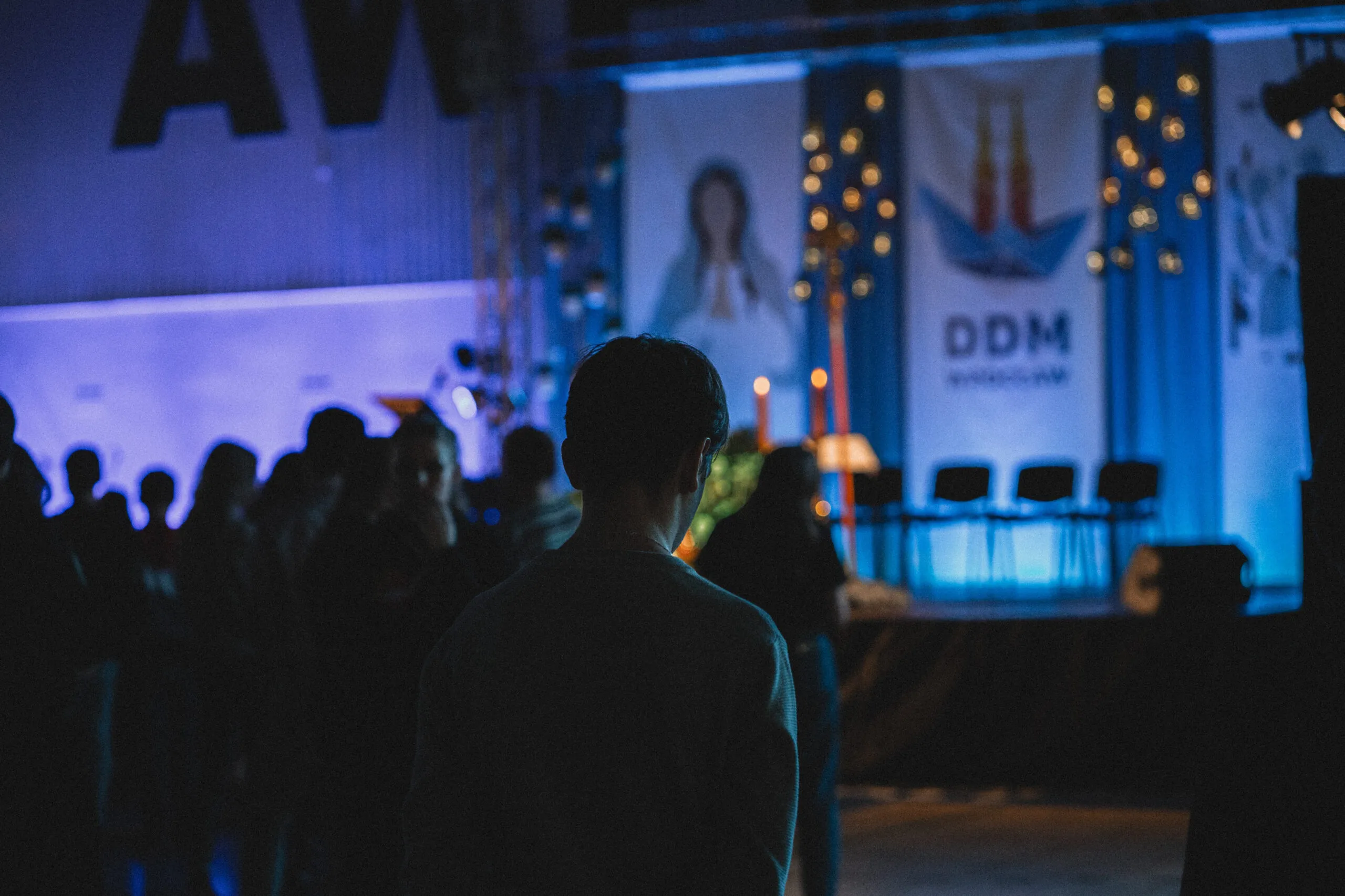 Młody człowiek na spotkaniu młodzieży